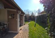 Schmuckes Häuschen mit kleinem Garten und Zufahrt