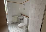 Seltene Gelegenheit in begehrter Lage! Gemütliche 2-Zimmer Wohnung mit bodentiefen Fenstern, praktischem Abstellraum UND kostengünstigem Parkplatz direkt vor der Haustüre!