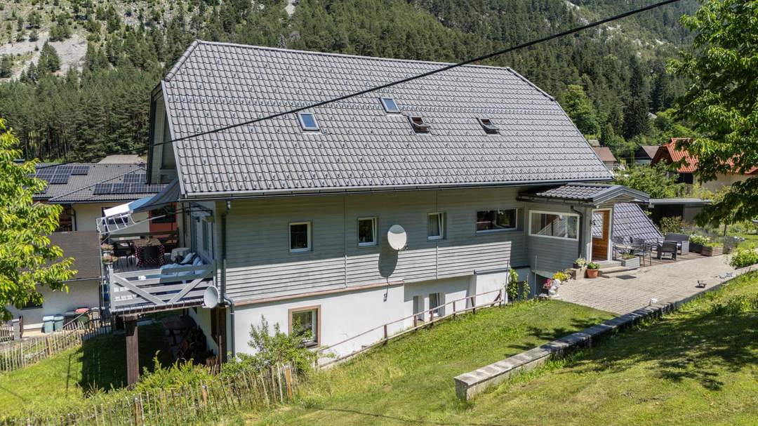 chaletartige Wohnung mit riesigem Garten, beinahe ein ganzes Haus