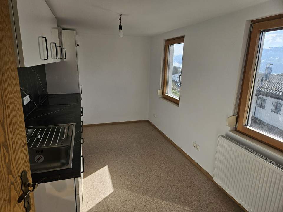 Renovierte 2-Zimmer-Wohnung mit neuer Küche und schöner Bergsicht