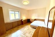 Zentral gelegenes Ein- bis Zweifamilienhaus mit großem Garten und Doppelgarage!