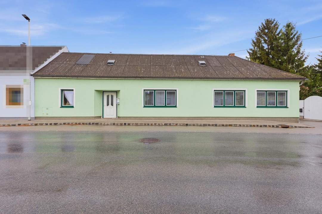 Liegenschaft mit mehreren Nebengebäuden und drei Weinkellern sowie ca. 1.271 m² Grund!