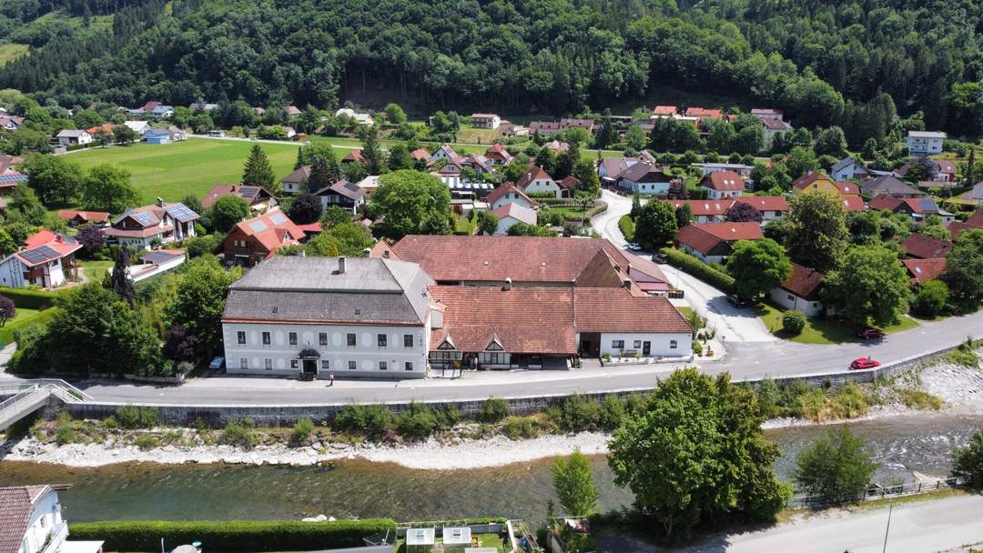 Historischer Vierkanthof mit einem Gastrolokal, Apartments, Mietwohnungen und großem Entwicklungspotential