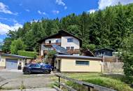 Geräumiges Wohnhaus mit Garagen, tolles Grundstück am Waldrand