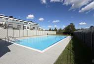 RUHIG WOHNEN. ENTSPANNT LEBEN. – 3 ZIMMER MIT BALKON & POOL | ZELLMANN IMMOBILIEN