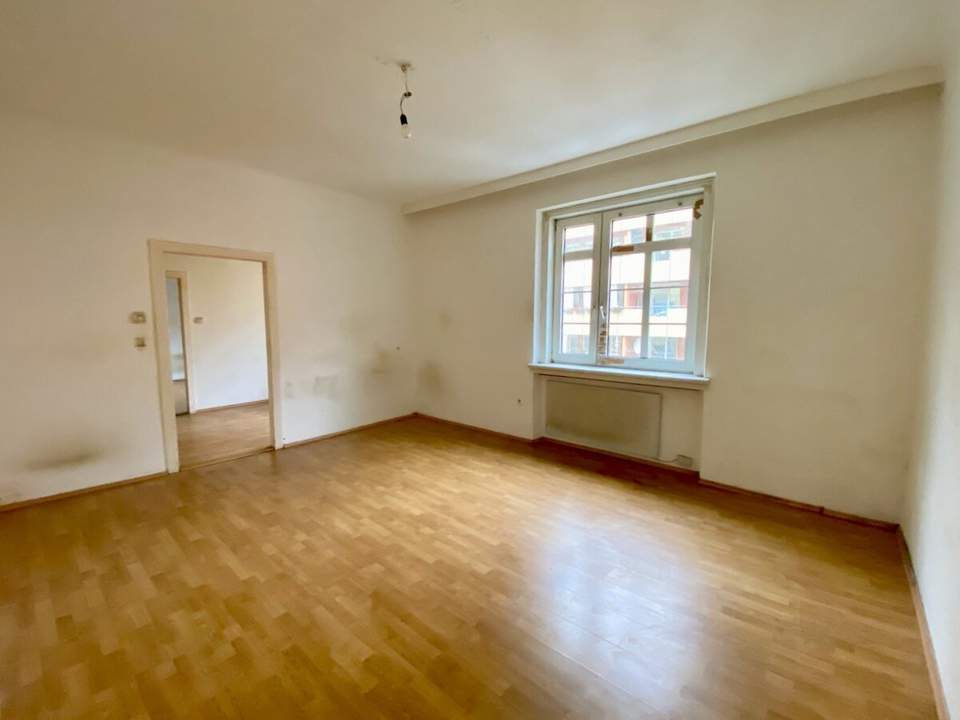 3 Zimmer-Wohnung ZUM SANIEREN, HELL und RUHIG!