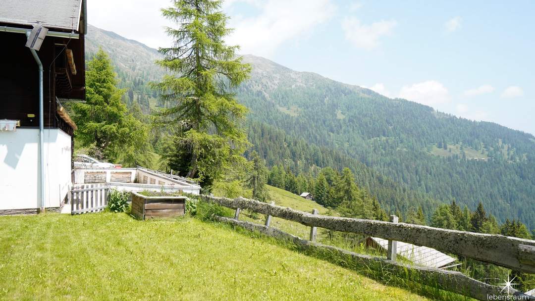Idyllisches Berghaus in Kärnten: 10 Zimmer, Garten, Balkon & Kamin – Ihr Rückzugsort.