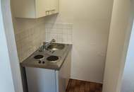 KLASSISCHE ZWEI-ZIMMER-ALTBAUWOHNUNG mit Miniküche und Grünblick!