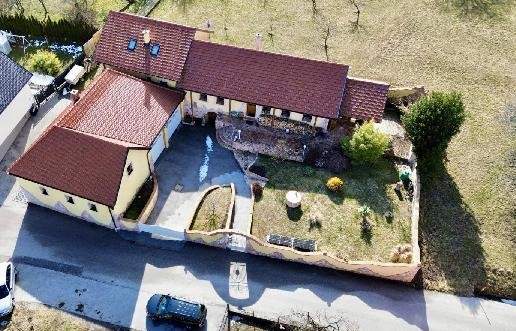 "Charmantes Einfamilienhaus mit Terrasse, Garage und zusätzlichem Grundstück"