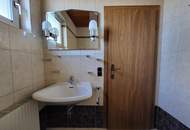 Entzückendes Haus, ebener Garten und viel Potential!