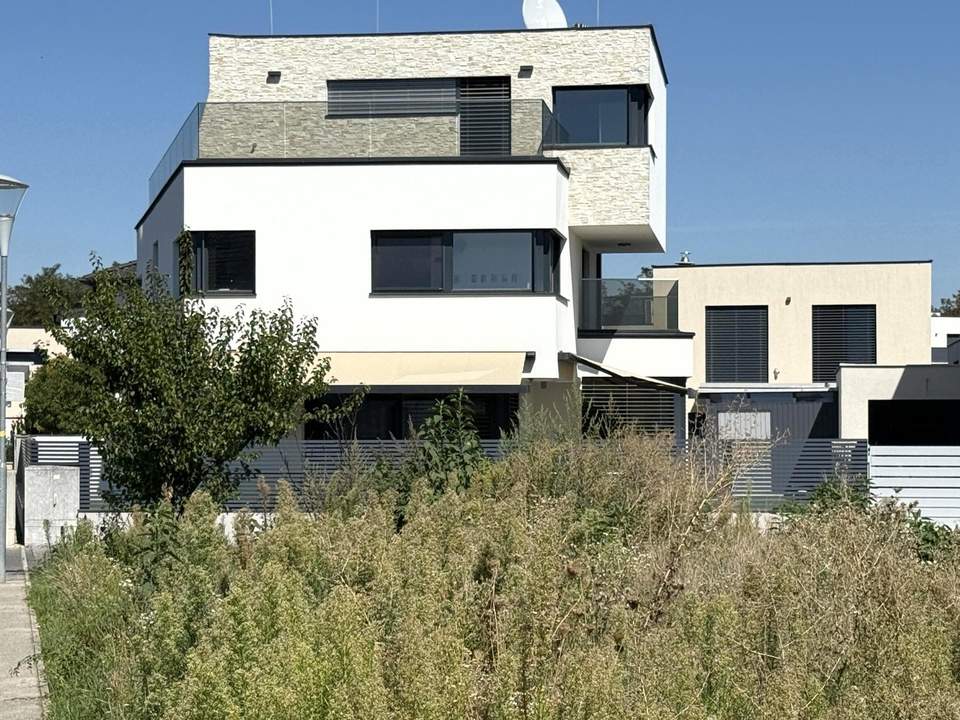 Ultramoderne Arch.-Villa Stahlbeton-Bauweise im neuen Villenviertel // Ultra-modern architect-designed villa Reinforced concrete construction //