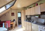 Älteres Wohnhaus mit angebauter Doppelgarage im Freiland