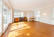 LANDHAUSVILLA mit HOF-ENSEMBLE, GÄSTEWOHNUNGEN UND ENTWICKLUNGSPOTENTIAL