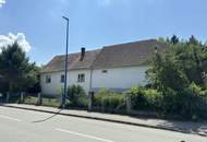 Sanierungsbedürftiges Haus mit Nebengebäude und Carport