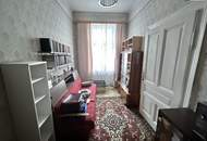 3,5-Zimmer-Wohnung mit Sanierungsbedarf und 20 m² großer Loggia im Innenhof! Plus rundum saniertes Haus!