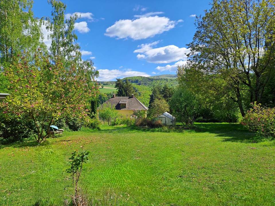 SONNIGE LIEGENSCHAFT MIT SCHÖNEM AUSBLICK & POTENTIAL