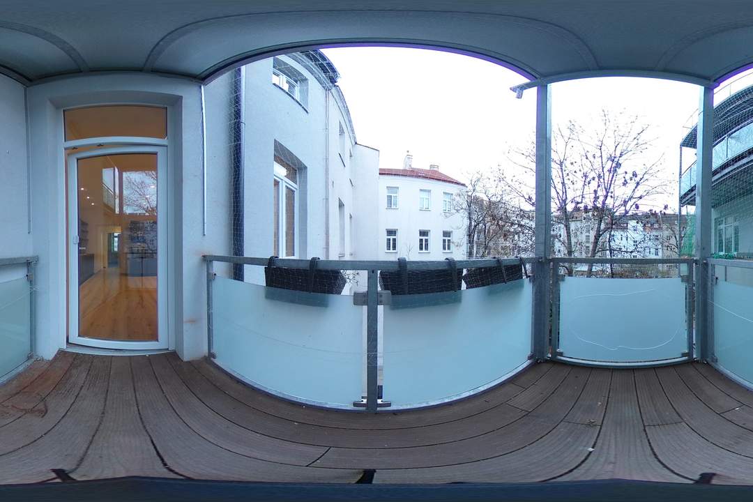 Elegante 3-Zimmerwohnung mit Balkon in saniertem Altbau