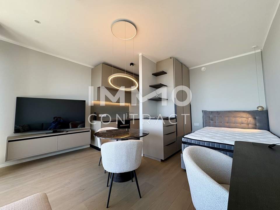Dem Himmel so nah: Elegant möbliertes Studio im 42. Stock mit Cityblick (Pool, Gym, Spa, Lounges)