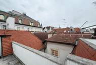 Grabennähe! Dachmaisonette mit bezaubernden Dachgarten in denkmalgeschütztem Barockhaus!