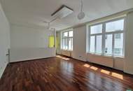 Loftartiges Büro mit großen Fenstern und einer Terrasse - ideal als Atelier oder Studio