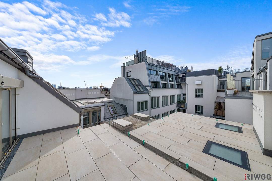 Erstbezug Innenhof Dachterrassenwohnung | Ca. 30m² Freiflächen | 2 Minuten zur Mariahilferstr. | 2 Minuten zur U6 und U3