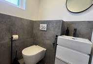 Zuhause ankommen: Traumhaus mit Salzwasserpool und moderner Gartengestaltung.