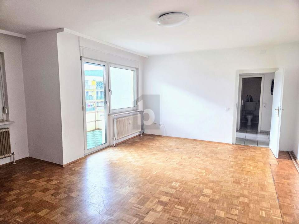 HELLE 3-ZIMMER-WOHNUNG MIT BALKON IN ZENTRUMSNÄHE, MIT LIFT & PARKPLATZ