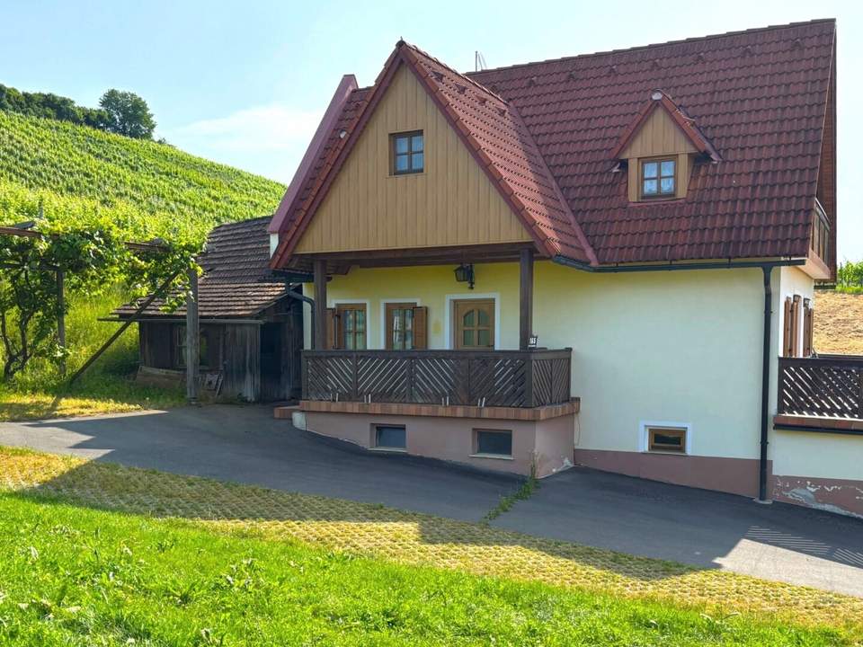Umgebautes Kellerstöckl mit 3 Wohneinheiten, Terrasse, Balkon, Keller und Weingarten in Aussichtslage