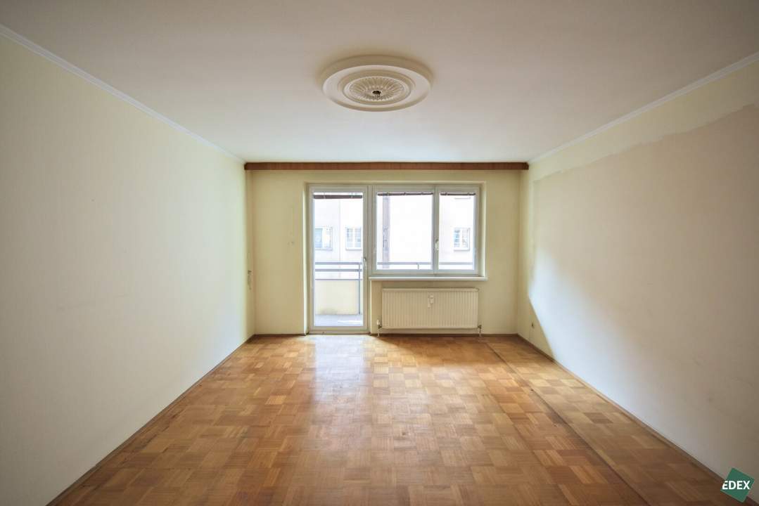 Stadtnah wohnen, individuell gestalten: 3-Zimmer-Sanierungsobjekt mit Südloggia