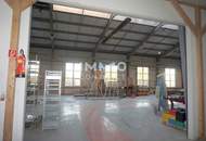 Große Lagerhalle auch beheizbar und Nebentrakt mit 740 m² Nutzfläche (Einfahrtstor 350x470) Industrieboden.
