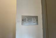 UNBEFRISTET - helle 2,5-Zimmer Dachgeschosswohnung mit Wohnküche, Schrankraum, 26 m2 Dachterrasse und Kellerabteil nahe Schönbrunn