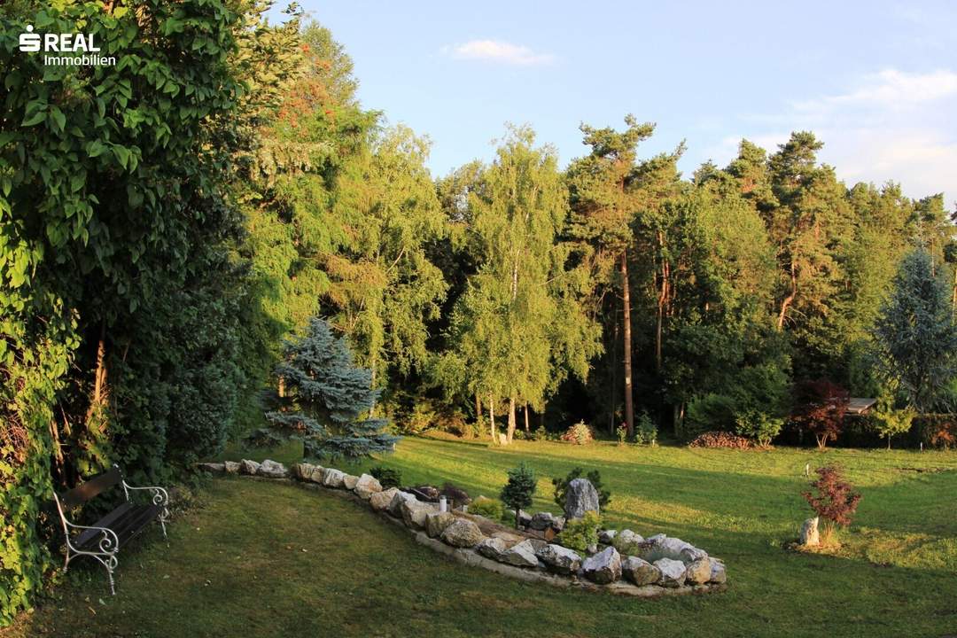 Traumhaft schöne Waldrandlage auf 520m Anhöhe - 2.922m² Grund, zwei Bauparzellen mit saniertem Wochenend-Häuschen und Waldanteil!