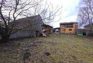 Gediegenes Stockhaus in grüner Umgebung