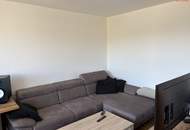 Seltene Gelegenheit in begehrter Lage! Gemütliche 2-Zimmer Wohnung mit bodentiefen Fenstern, praktischem Abstellraum UND kostengünstigem Parkplatz direkt vor der Haustüre!