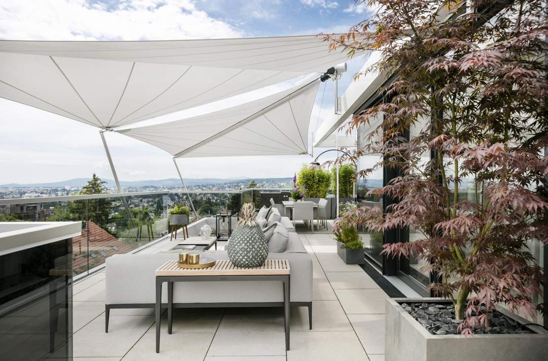 EXKLUSIVE MAISONETTE MIT BEEINDRUCKENDEM AUSBLICK UND POOL AUF DER DACHTERRASSE.