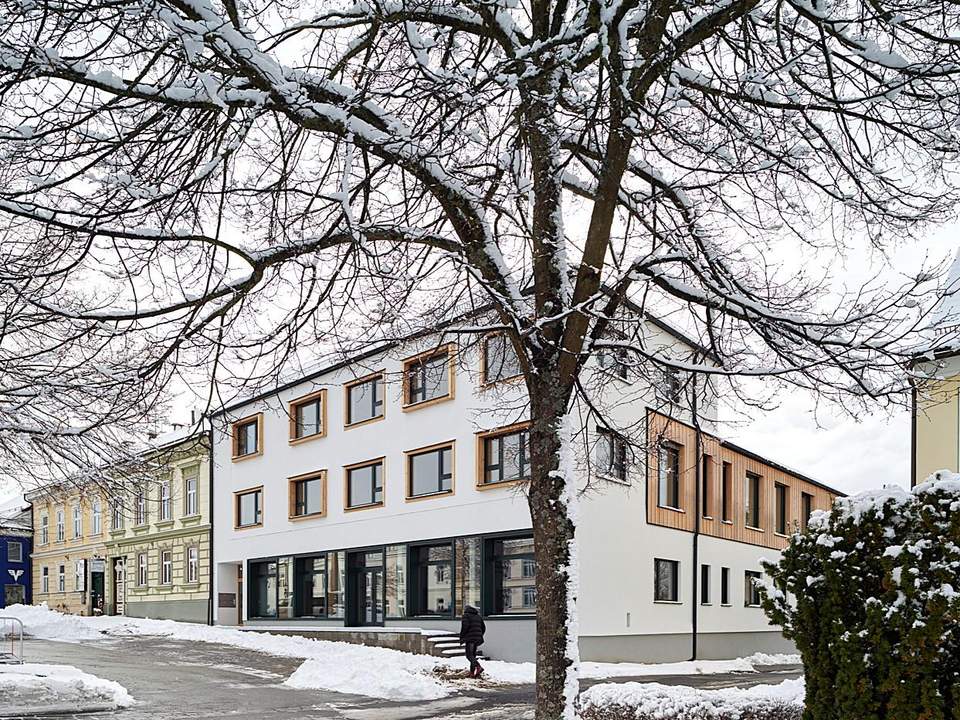 Vollvermietetes Neubau-Zinshaus am Hauptplatz Schrems – nachhaltig & architektonisch herausragend