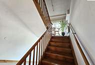 Wohnhaus mit 2.200m² großem Grundstück, Halle und Garagen