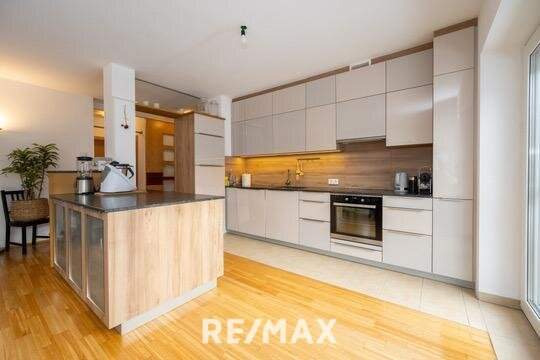 Hochwertige 3-Zimmer-Wohnung mit Tischlerküche, 160 m² Eigengarten, Terrasse und Garage in ruhiger, grüner Lage!