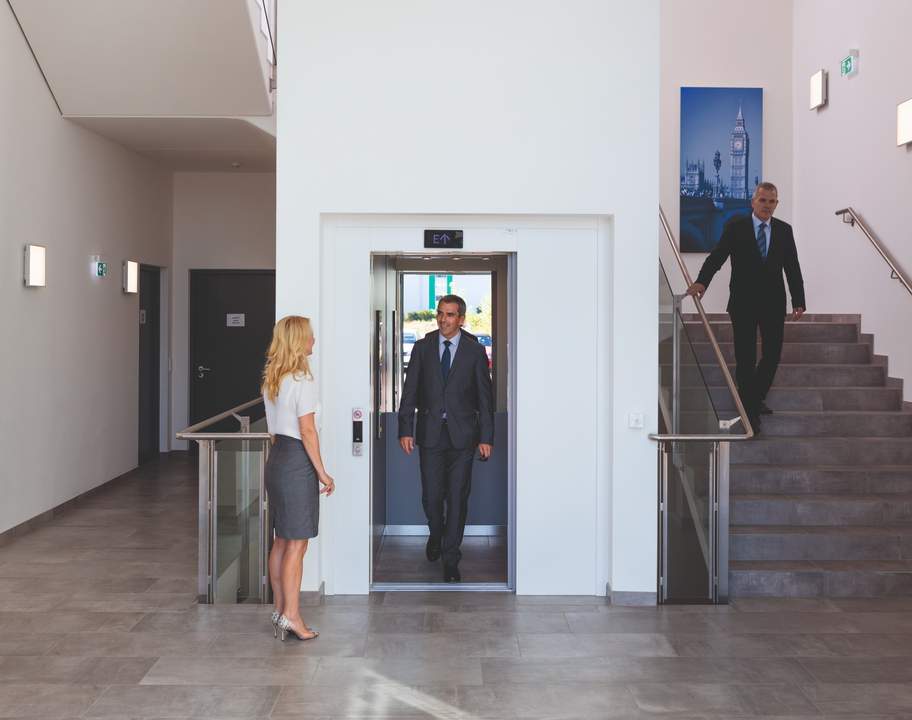 673 m² moderne Bürofläche mit 100 m² Lager, kostenlose Parkplätze, provisionsfrei - WALTER BUSINESS-PARK