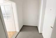 Gepflegte 2-Zimmer-Altbauwohnung, komplett neu saniert, in zentraler Lage