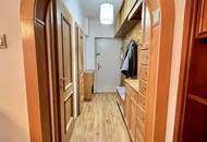 Helle Wohnung, generalsaniert mit neuer Küche, Bad, Elektrik etc,. in ruhiger Lage.