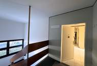 Eine helle, renovierungsbedürftige 3-Zimmer Dachgeschosswohnung &amp; PP // A bright, 3-room attic apartment in need of renovation &amp; parking //