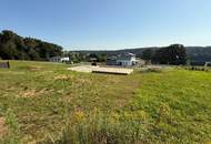 sehr sonniges und ruhiges Baugrundstück mit Bodenplatte