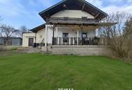 Einfamilienhaus mit Pool und großem Grundstück