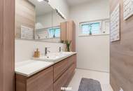 Beeindruckende Designer-Villa mit Pool und Poolhaus zum Soforteinzug!