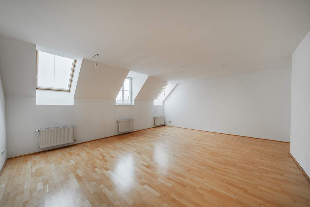 Sanierte Dachgeschoß-Maisonette mit Terrasse in begehrter Lage des 5. Bezirks