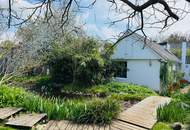 "Zwei Häuser, ein Paradies – Traumhaftes Anwesen mit Naturgarten und Pool"