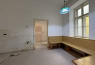 ROHDIAMANT IN TOPLAGE! U6 DIREKT. SANIERUNGSBEDÜRFTIGE 3,5 ZIMMER. FISCHGRÄTPARKETT.