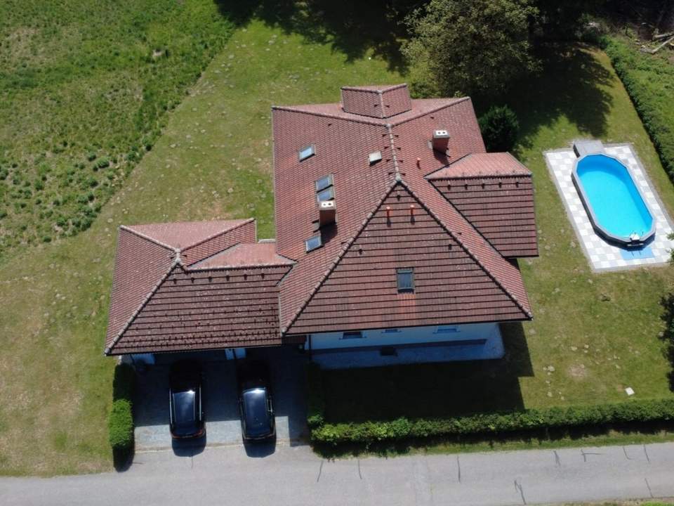 Großzügiges Einfamilienhaus mit Pool und Sauna im Grünen