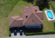 Großzügiges Einfamilienhaus mit Pool und Sauna im Grünen